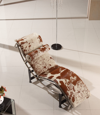 Kursi Kursi Kamar Tidur Kulit Le Corbusier LC4 Dengan Dasar Besi Hitam